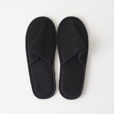 Black fleece close toe slipper